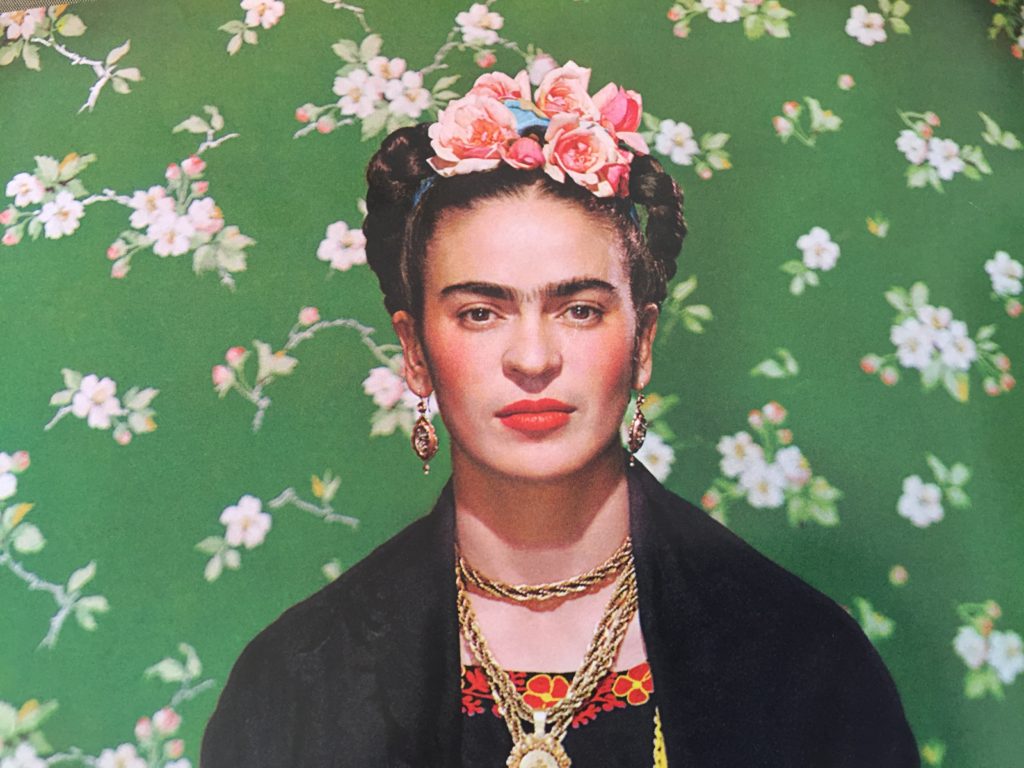 mujeres artistas, retrato de Frida Kahlo